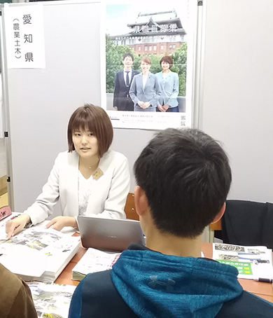 【写真】公務員就職フェアで愛知県での仕事内容を紹介する様子（岐阜大学にて）