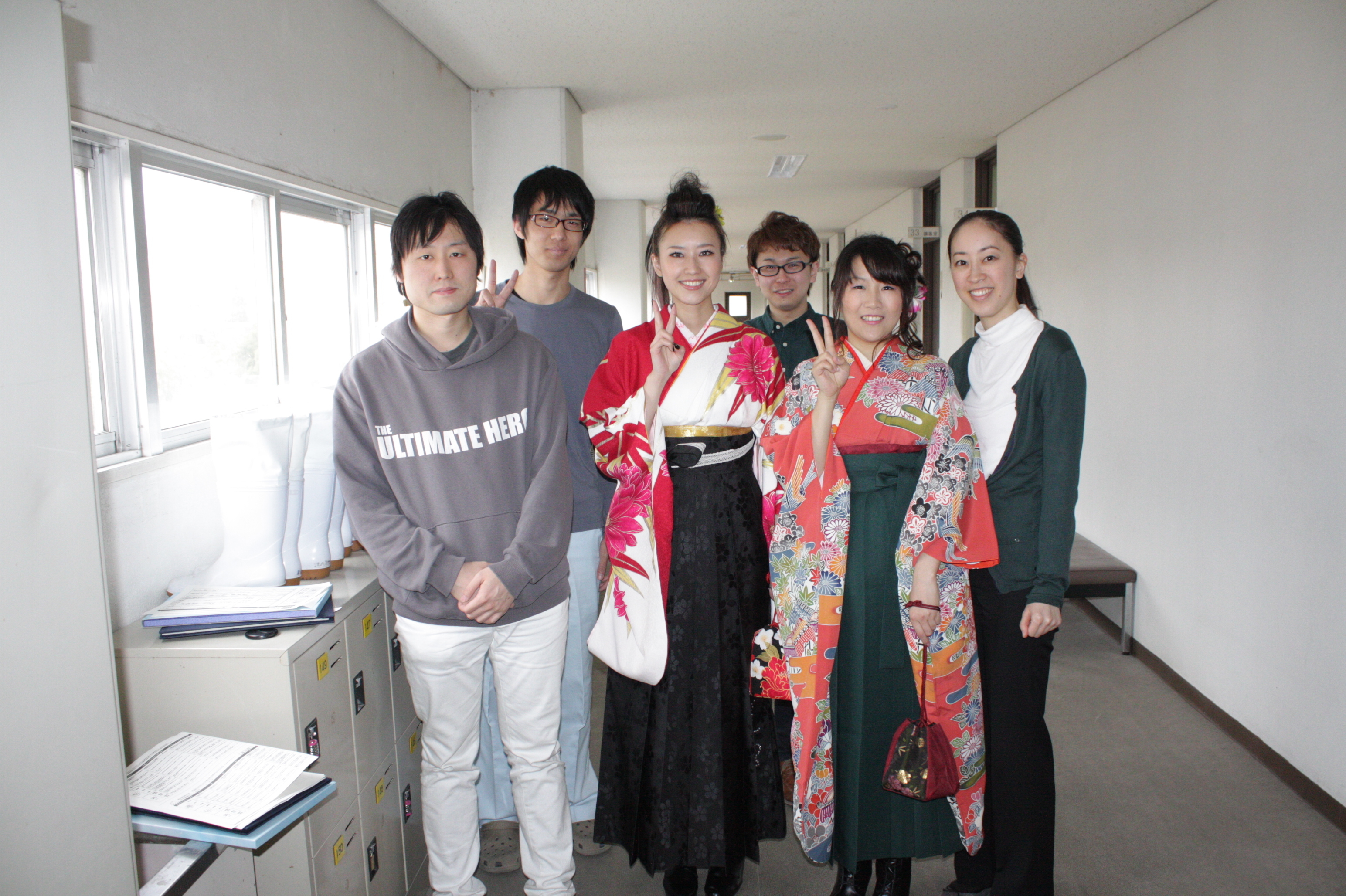 美人卒業生と一緒に記念撮影