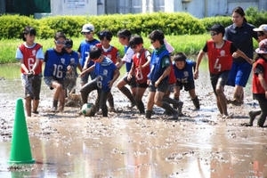 どろんこサッカーの様子