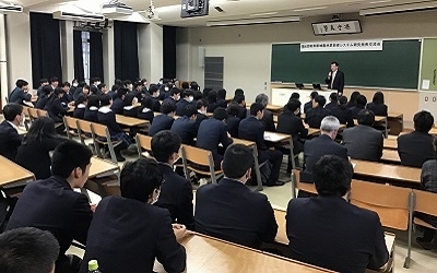 挨拶する森脇学長