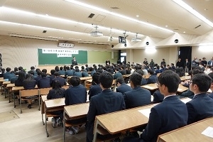 挨拶する森脇学長と多数参加した高校生ら