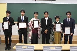 堀 颯太さん(写真向かって左端)，梅原 輝さん(写真向かって右端),脇田 ななこさん(写真右端から2人目)