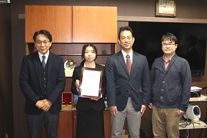 共同獣医学科6年　山下 佳葉子さん（左から2番目）