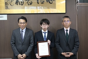 生物生産環境科学専攻1年　宮地 右さん（中央）