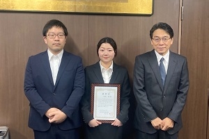 自然科学技術研究科 生命科学・化学専攻1年　深尾 陽さん（中央）