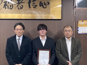 生命科学・化学専攻2年　川合 登偉さん（中央）