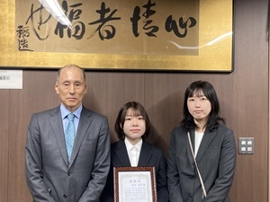 応用生命科学課程4年　河合 星奈さん（中央）