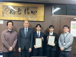 共同獣医学科5年　長繩 優佳さん（右から2番目）、共同獣医学科6年　巽 洋希さん　（中央）