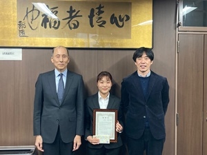 共同獣医学科6年　塩見 彩来さん（中央）