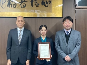 共同獣医学科6年　水野 智絵さん（中央）