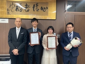 生命科学・化学専攻2年　深尾 陽さん（右から2番目），源 日向さん（左から2番目）