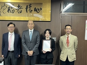 共同獣医学科6年　森　亜友菜さん（中央右）