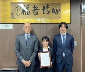 共同獣医学科6年　中森　梨紗さん（中央）