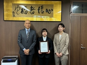 生命科学・化学専攻2年　河合 星奈さん（中央）
