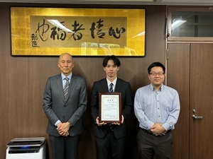 国際連携食品科学技術専攻2年　由迫 政登さん（中央）