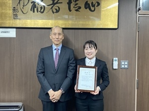 生命科学・化学専攻1年 隠岐 優佳さん(右)