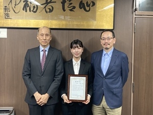 生命科学・化学専攻1年 田中 日陽さん(中央)