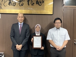 生命科学・化学専攻1年(受賞時) NISA VINKA NURUL HAYATIさん(中央)