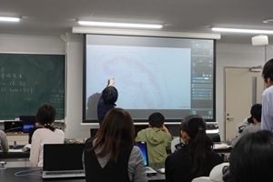 『動物のからだを顕微鏡で観察しよう』講座の様子