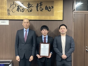 共同獣医学科6年　長谷川 史弥さん（中央）