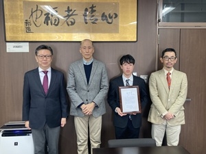 共同獣医学科5年 高島 和也さん(右から2番目)