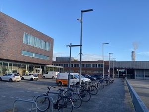 ユトレヒト大学動物病院（右）と研究室（左）の外観