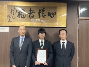 生産環境科学課程4年　堀部 真生さん（中央）