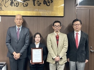 共同獣医学科6年　小野 茉琴さん（左から2番目）