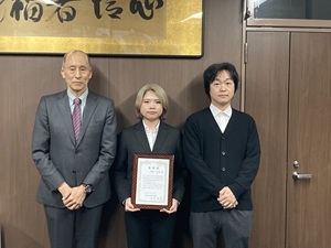 共同獣医学科6年　北新 初香さん（中央）