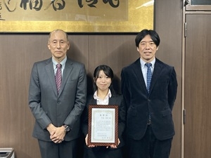 共同獣医学科6年　中森 梨紗さん（中央）