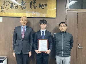 生物生産環境科学専攻1年　田中 隆史さん（中央）