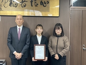 生産環境科学課程4年 樋口 杏さん(中央)