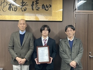 生物生産環境科学専攻2年 菅川 和貴さん(中央)