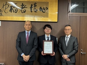 生物生産環境科学専攻2年　城山 和輝さん（中央）