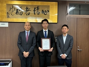 生命科学・化学専攻1年　冨田 崇羽さん（中央）