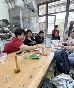 現地の大学で学生の皆さんと交流した際の写真
