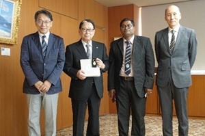 懇談後の記念写真(左から光永プロジェクトチーフアドバイザー、吉田学長、パキーラタン学部長、西津学部長)