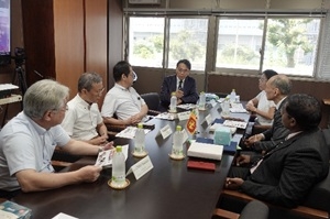 意見交換の様子(左から西津学部長、・パキーラタン学部長)