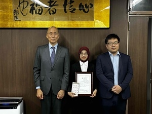 生命科学・化学専攻2年 NISA VINKA NURUL HAYATIさん(中央)